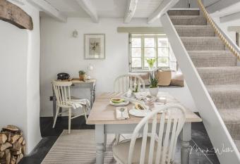 Lillyville at Higher Treyone has rooms with a private hot tub