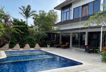 Villa Lanai has Balcony rooms