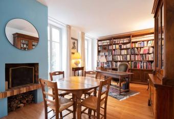 Lumineux de Gall   allows 18 year olds to book a room