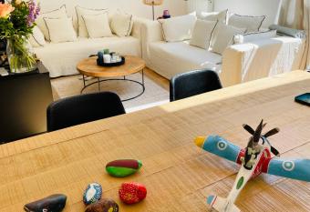 Belle maison en bordure de for  t SQY has Balcony rooms