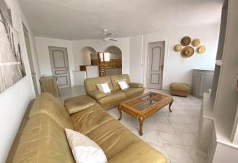 A louer haut de villa 4 pi  ces    Sainte-Maxime Golfe de St-Tropez has Balcony rooms