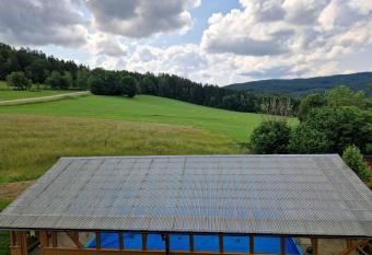Pension Weghof mit Gasthaus has rooms with a private hot tub