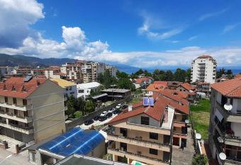 Pogradec Apt, Stunning Lake View, 5 min from the lake has Balcony rooms