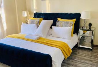 Airport Apartment has rooms with a private hot tub