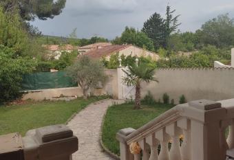 Les Alpilles has rooms with a private hot tub