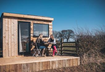  Pipistrelle  Remote Off-Grid Micro Cabin (No Kitchen) allows 18 year olds to book a room