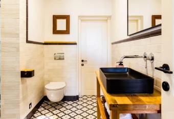 jabotinsky 37 allows 18 year olds to book a room