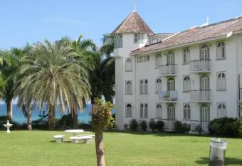 The Real Sun and Fun Beach Apartment allows 18 year olds to book a room