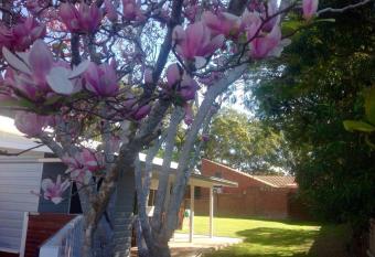 Magnolia Cottage has Balcony rooms