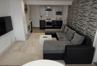 Cosy 1 Bedroom Flat in Southam allows 18 year olds to book a room