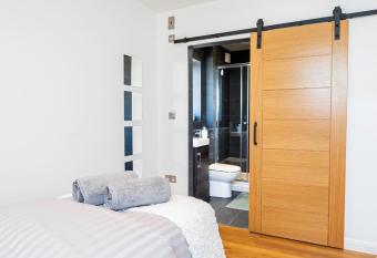 Shirley Apartments, Unit 4, 2 Bedroom Brand New Build, Sleeps up to 6 has Balcony rooms