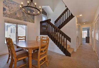 Upgraded Mountain View Retreat - Snowcreek 2BR+Loft has rooms with a private hot tub