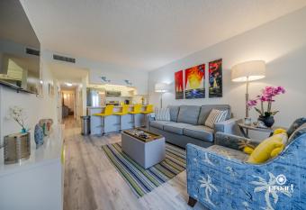 Hello Sunshine Steps To the Beach has rooms with a private hot tub