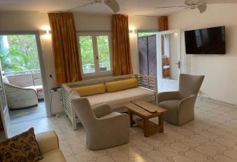 tr  s grand studio site d exception la plantation avec r  serve d eau has Balcony rooms