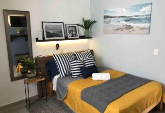 Apartaestudio#7 ITESM aire acondicionado & cochera allows 18 year olds to book a room