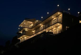 Onehouse Resort Lansdowne allows 18 year olds to book a room