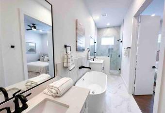 Elegant 3 bedroom house has rooms with a private hot tub