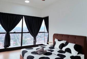 Family Gathering with Bathtub in Icon City, 10 Pax near Bandar Sunway has rooms with a private hot tub