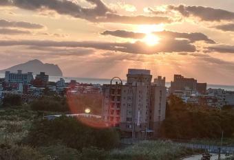 Haiyu Spring Apartment has rooms with a private hot tub