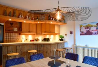 Le chalet d Anita has Balcony rooms