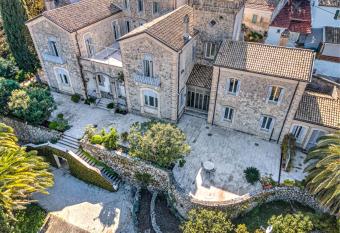 Villa Claudia has Balcony rooms