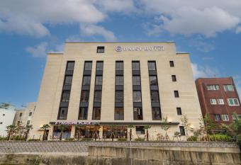 Masan Daisy Hotel allows 18 year olds to book a room