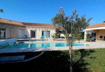 Villa 140 m   hab. avec piscine has Balcony rooms