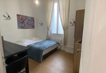 Superbe appartement centre ville chez Tony allows 18 year olds to book a room