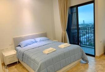 Pattaya posh high floor sea view big bed room29 has Balcony rooms