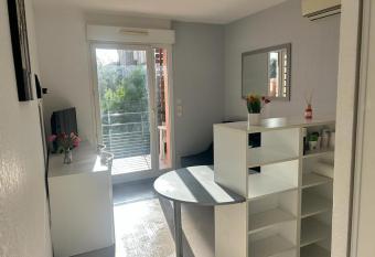 Studio residence de tourisme le Fonserane allows 18 year olds to book a room