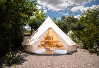 CAMPING JIMMY JONES allows 18 year olds to book a room