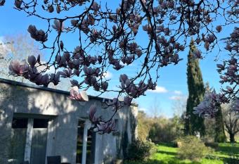 La maison du jardin has Balcony rooms