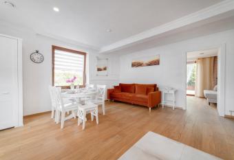 Apartament Pla  a has Balcony rooms