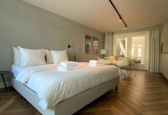 Studio 157, in de stad aan de gracht allows 18 year olds to book a room