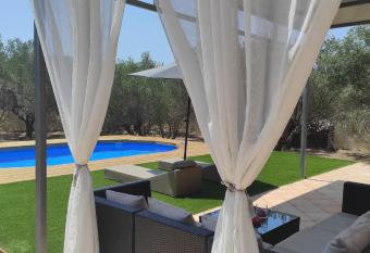 Villa Lagonisi allows 18 year olds to book a room