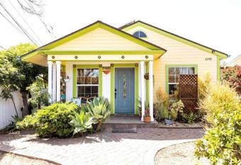 Nagy's Artsy B&B for 8 with Jacuzzi & Fireplace has rooms with a private hot tub