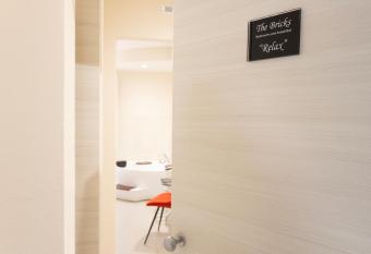 The Bricks B&B Free Parking has rooms with a private hot tub