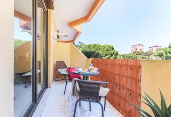 Vita Portucale ! Sandset Beach House allows 18 year olds to book a room