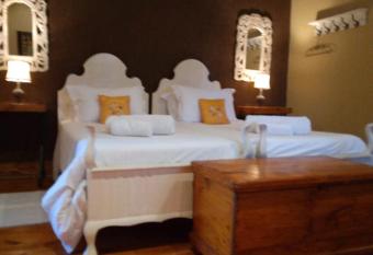 VULTURES LODGE has rooms with a private hot tub