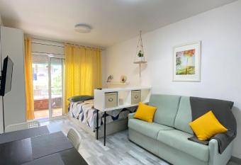 Apartamento con piscina a 200m de la playa allows 18 year olds to book a room