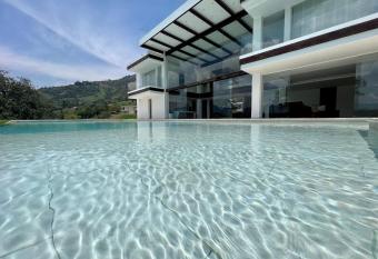 Luxury Villa near Medellin view mountains 8R9B has rooms with a private hot tub