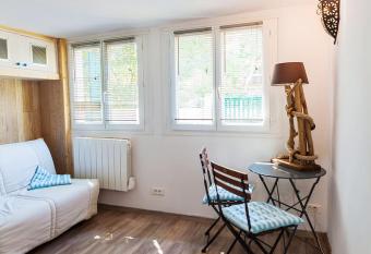 Bungalow dans un jardin has Balcony rooms