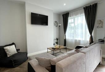 Stylish and spacious entire house allows 18 year olds to book a room