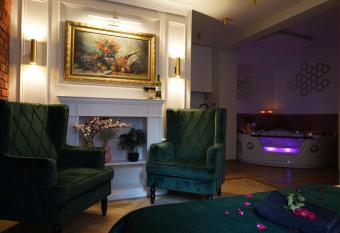 Jacuzzi Spa Green Apartment has rooms with a private hot tub