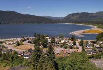 The Gallery House - Artistic Inspired Vacation Rental in Port Renfrew has Balcony rooms