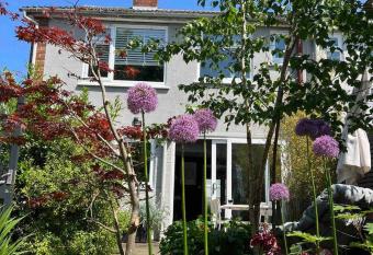 Suburban Hideaway in Suffolk has Balcony rooms