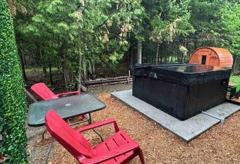 Le Ch  teau de la Plage has rooms with a private hot tub