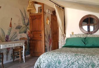 La Boh  me allows 18 year olds to book a room