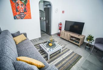 COZY HOUSE SETUBAL 2 has Balcony rooms