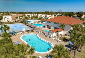 Beachside Paradise Sleeps 8 Pools Mini Golf & More has rooms with a private hot tub